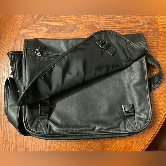 Multi Pocket Durable Vegan Faux Leather Silver Hardware Active Cary Bag! - Picture 16 of 16